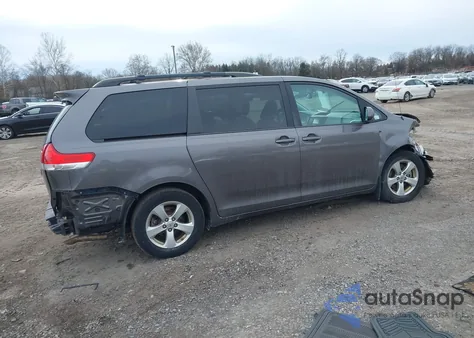 2013 Toyota Sienna Le V6 8 Passenger z USA, uszkodzony, nr VIN 5TDKK3DC1DS358459